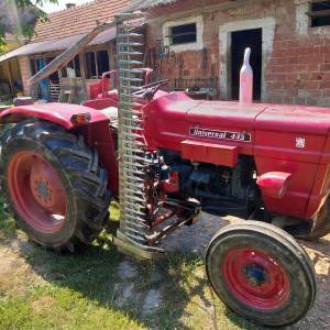 Traktor Universal 445