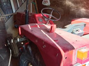 Traktor imt 540,traktorska gajba,sijačica za kukuruz i rasipač umjetnog gnojiva